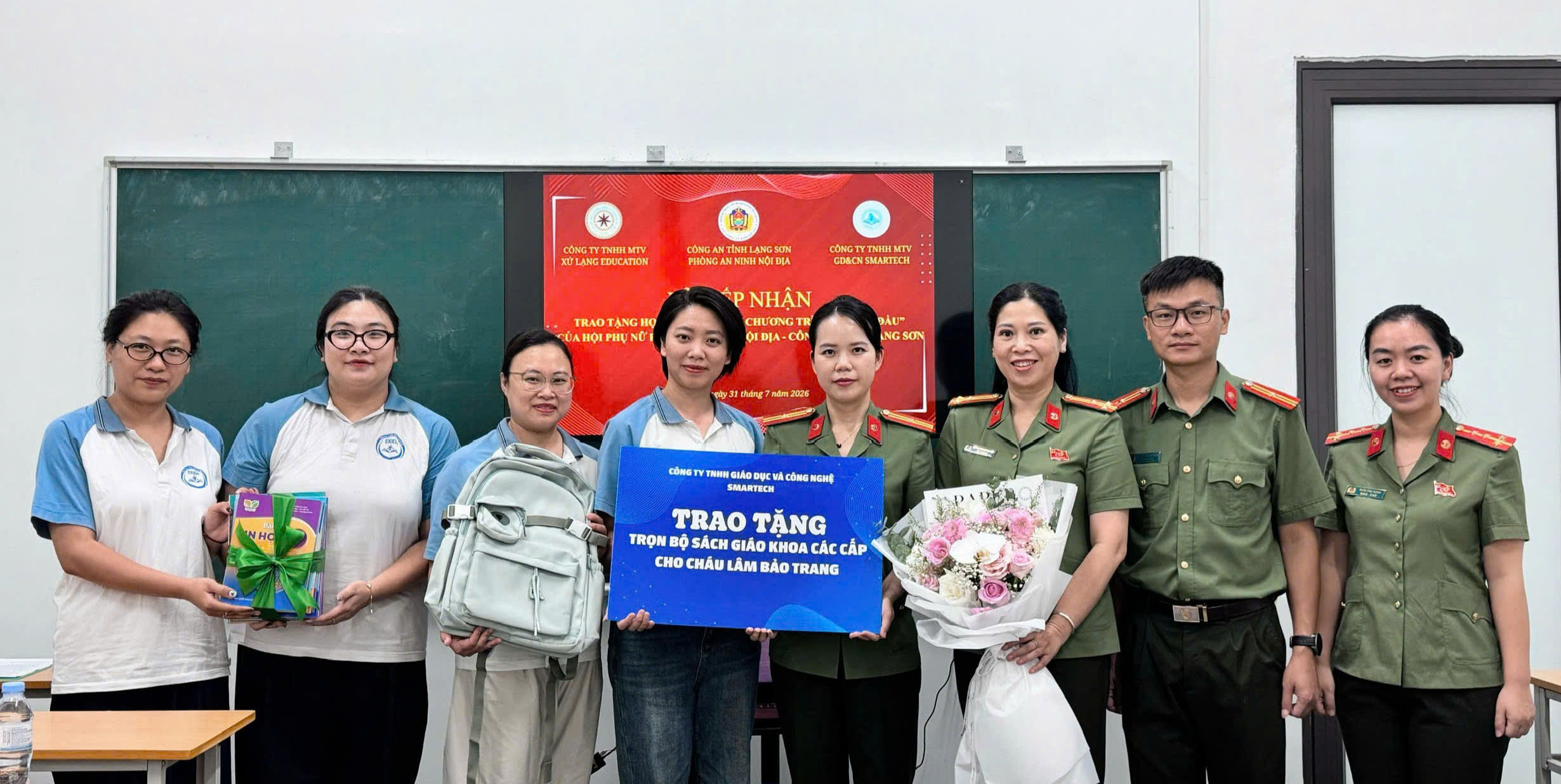 Công ty TNHH MTV GD&CN SMARTECH trao tặng cặp sách và cam kết tài trợ toàn bộ sách giáo khoa đến hết chương trình THPT